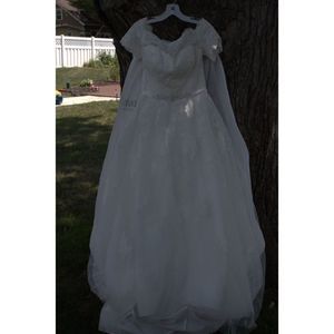 Jewel Short Sleeve Off-the-Shoulder Wedding Dress Sz 8 Style# 9WG3728